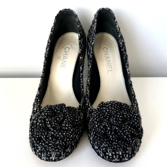 CHANEL Classic Tweed CC Camellia Flower Heel Pumps Black White IT 38.5 - Picture 9 of 10